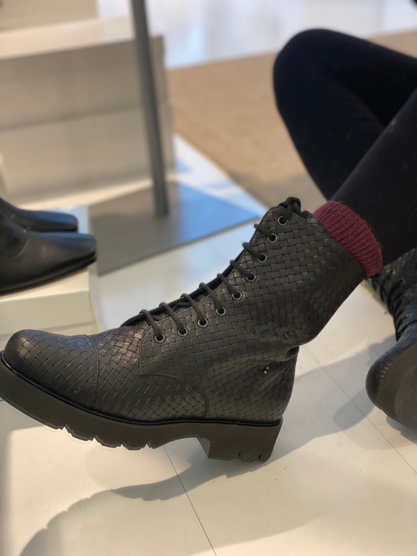 Stivaletto Anfibio di Pelle nero intrecciato