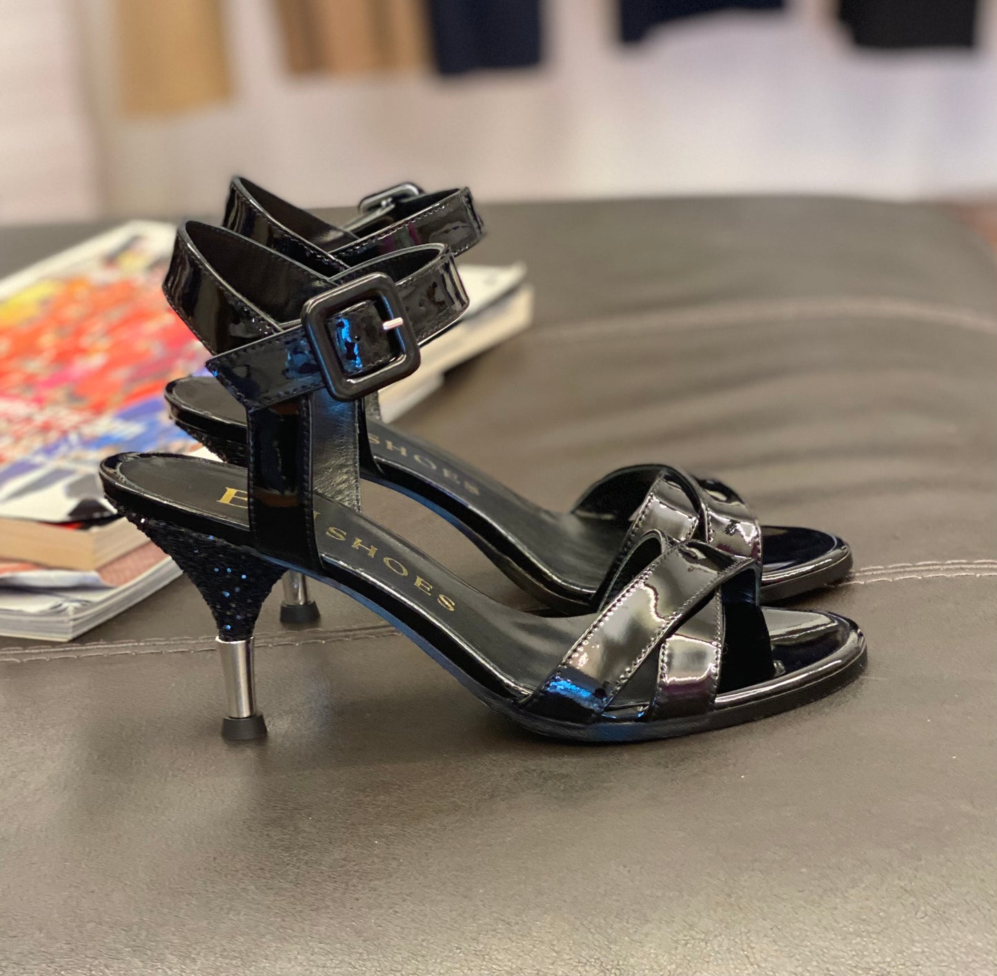 Sandalo di pelle di vernice colore nero con tacco spillo