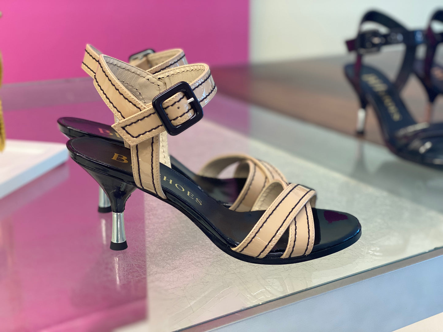 Sandalo di pelle vernice bicolore nude nero con tacco spillo