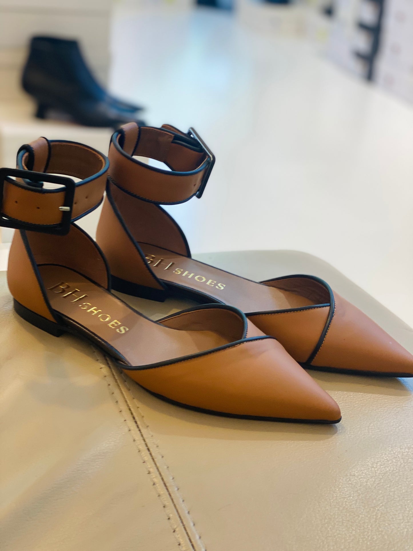 Décolleté ballerine a punta di pelle di colore cuoio