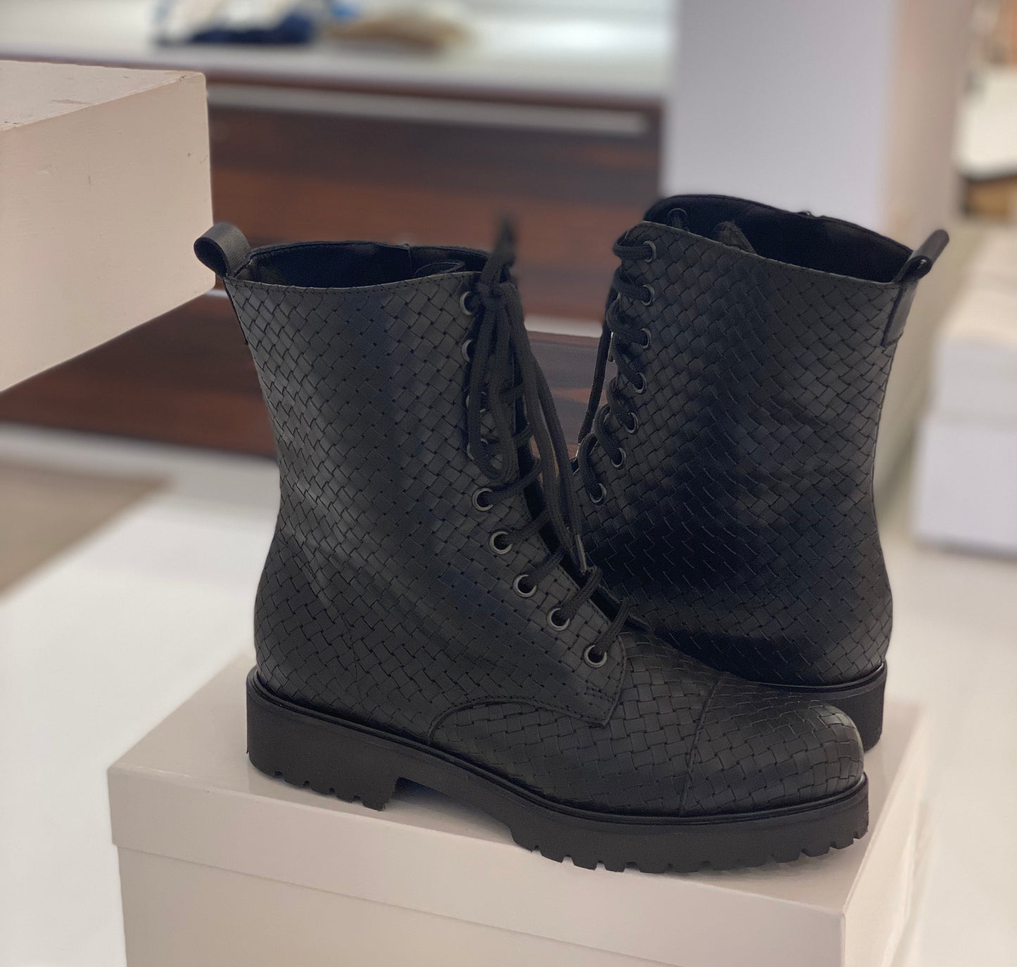 Stivaletto Anfibio di Pelle nero intrecciato
