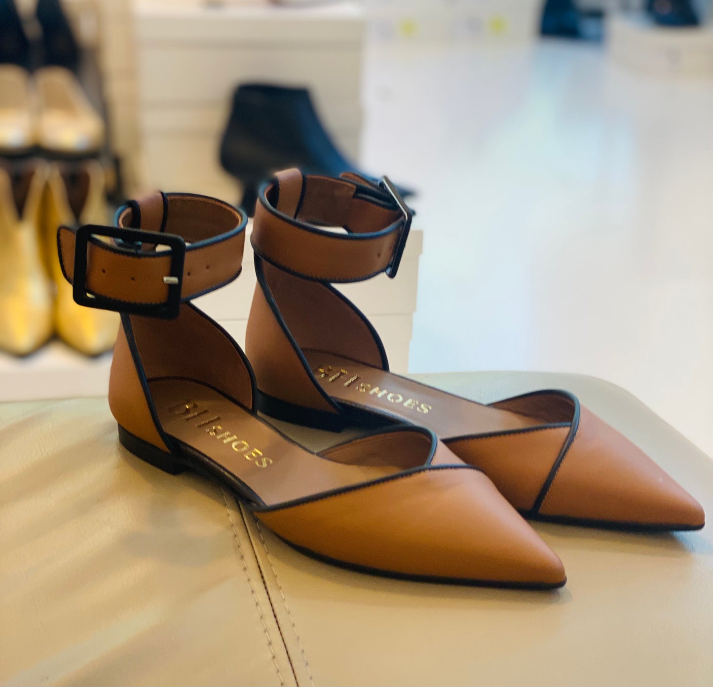 Décolleté ballerine a punta di pelle di colore cuoio