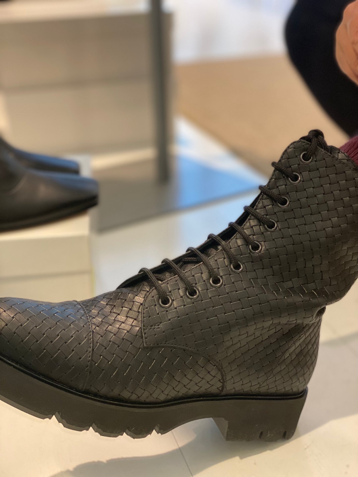 Stivaletto Anfibio di Pelle nero intrecciato