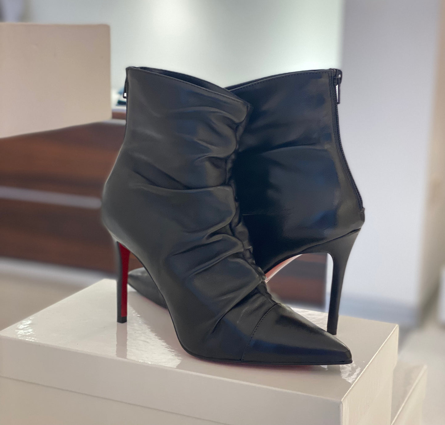 Stivaletto arricciato di pelle nero