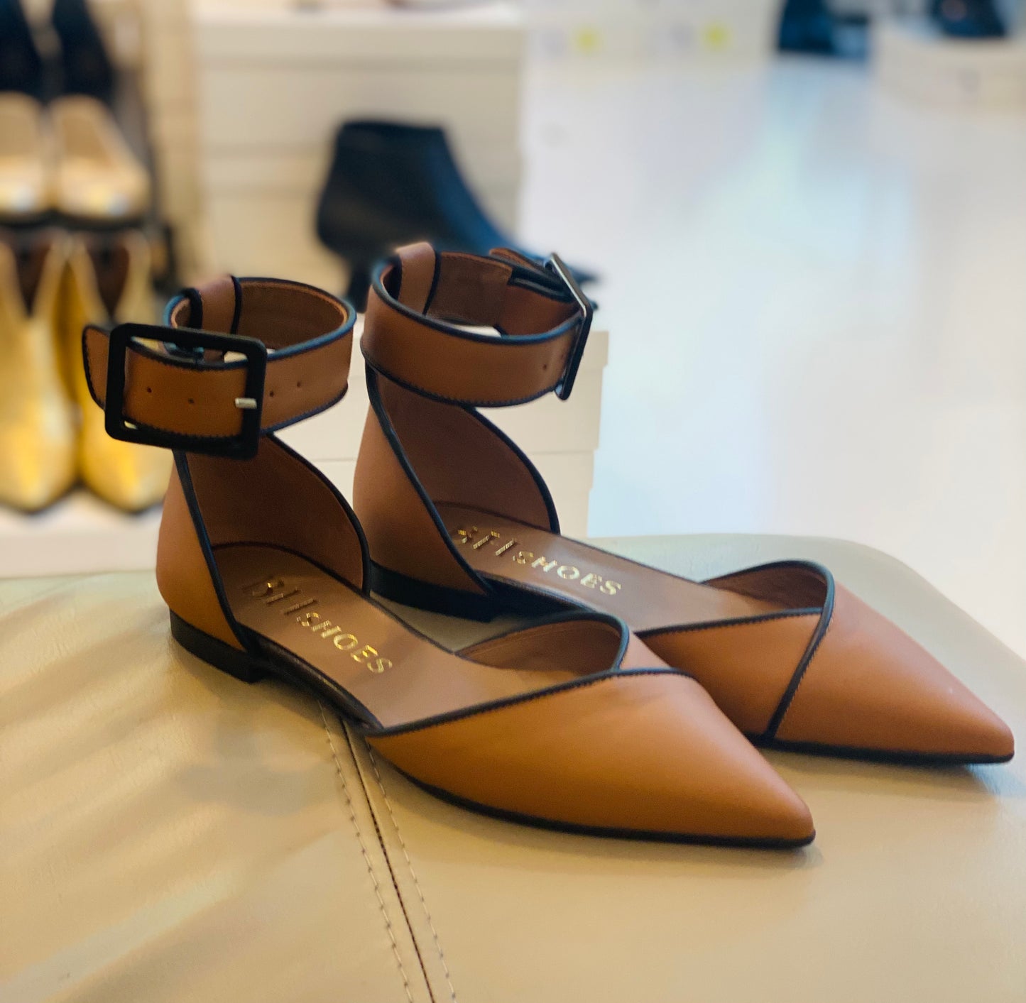 Décolleté ballerine a punta di pelle di colore cuoio