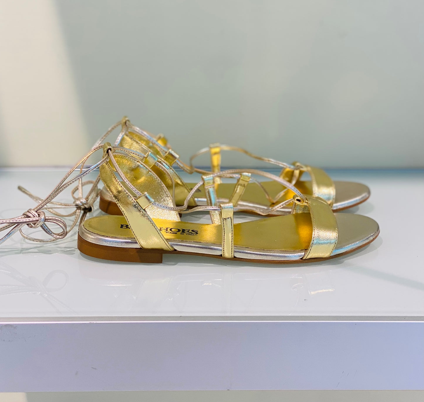 Sandalo Flat con Lacci, Pelle Platino