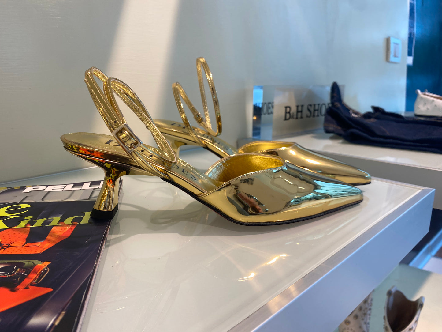 Sandalo di pelle oro punta chiusa sfilata con tacco sottile oro