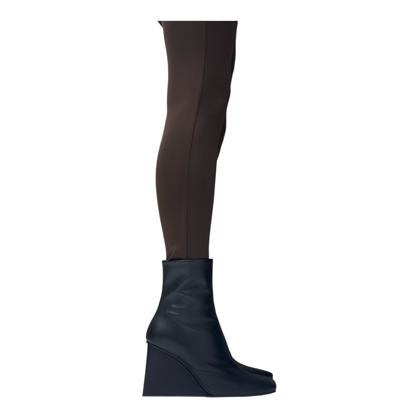 Stivaletto di pelle nero con tacco zeppa