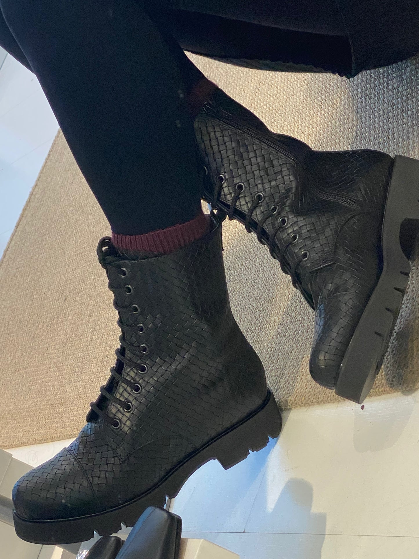 Stivaletto Anfibio di Pelle nero intrecciato