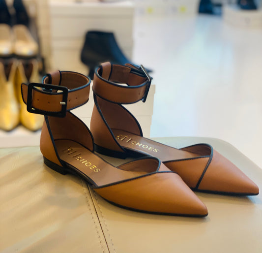 Décolleté ballerine a punta di pelle di colore cuoio