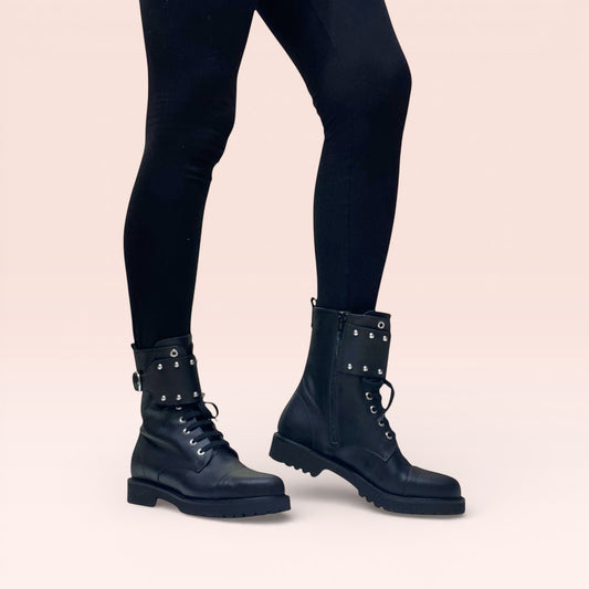 Stivaletto di Pelle nero accessoriato argento prodotto di qualità e orgoglio italiano