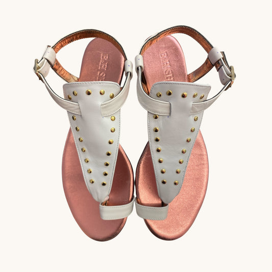 Sandalo pelle bianco con borchie a infradito