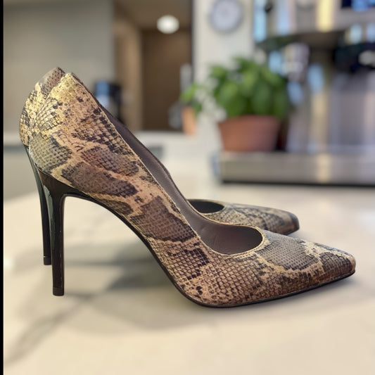 Décolleté di pelle con stampa di pitone naturale con riflessi oro