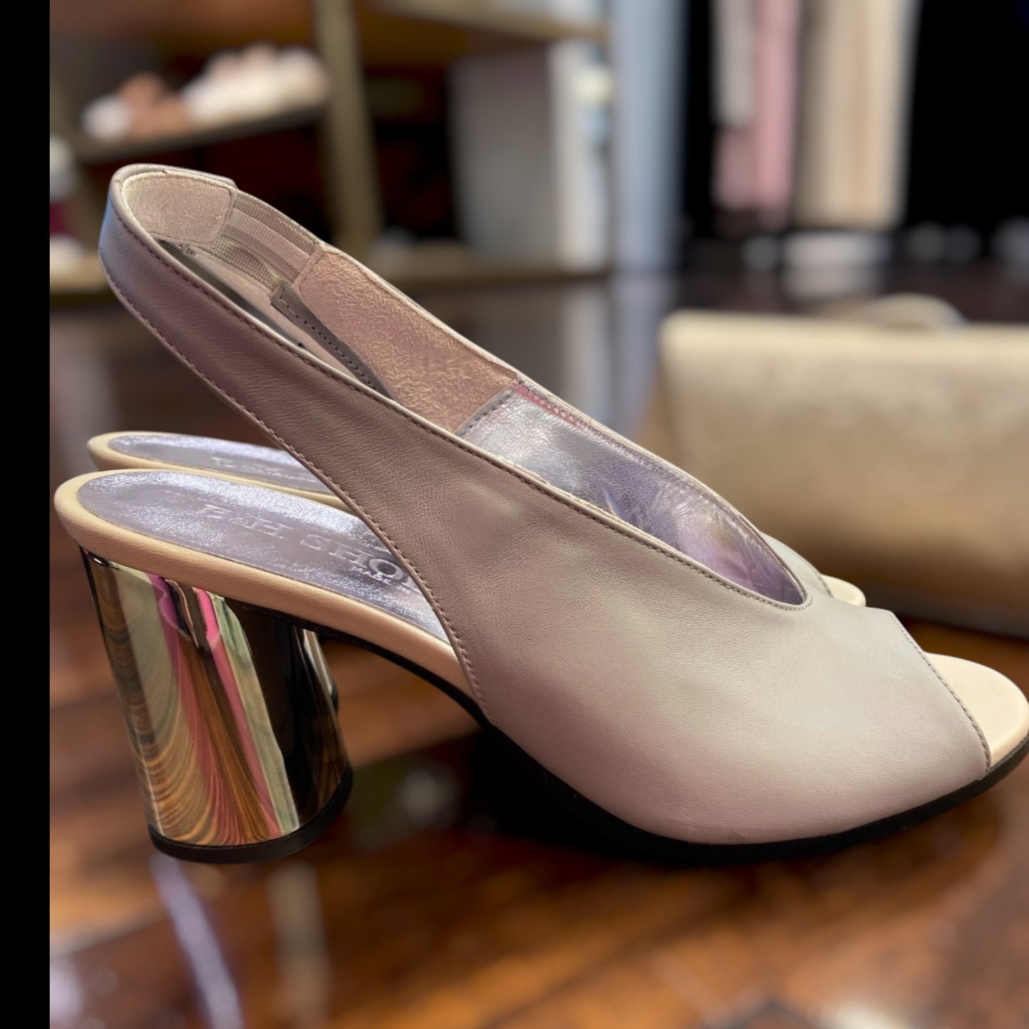 Sandalo chanel BH shoes di pelle grigio neutro con tacco smalto