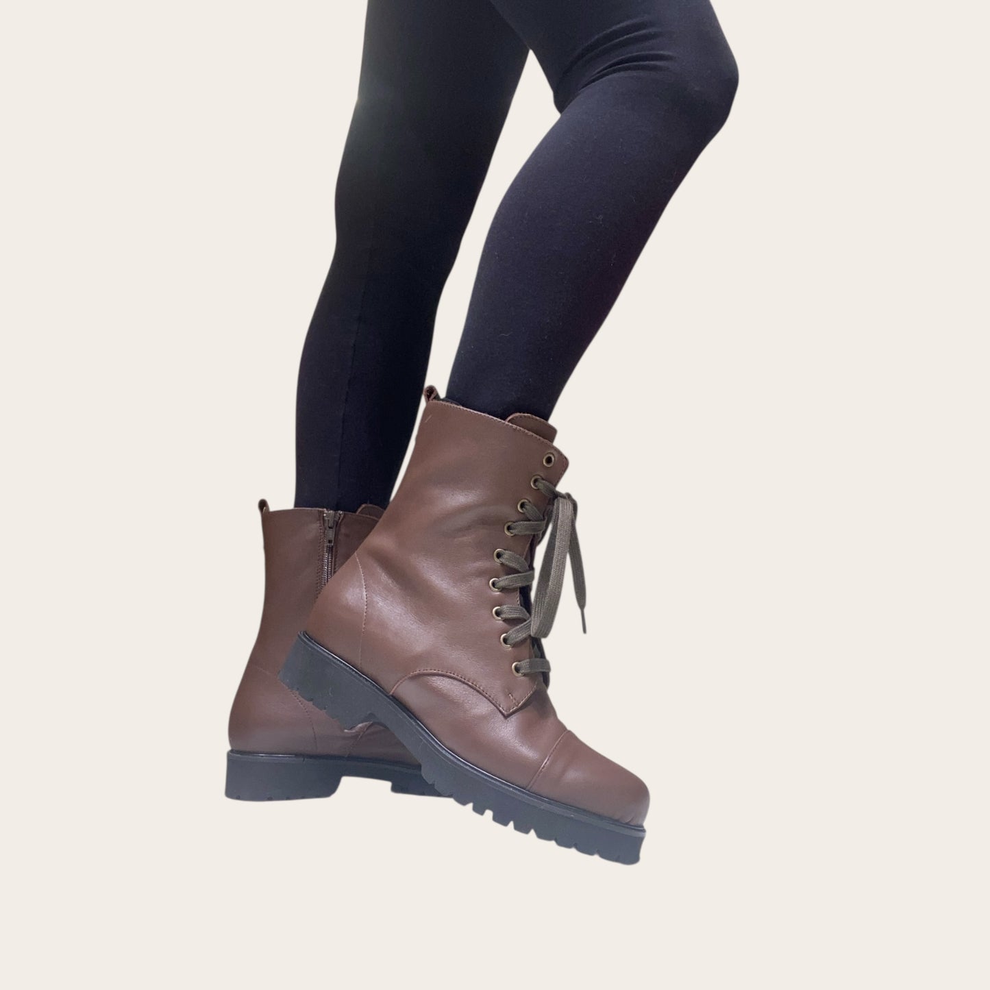 Stivaletto di pelle marrone con lacci