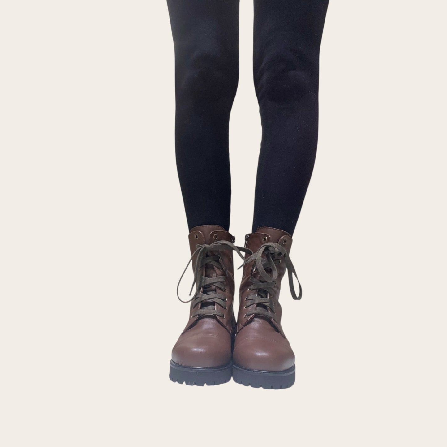 Stivaletto di pelle marrone con lacci