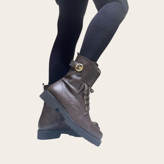 Stivaletto di pelle marrone con fibbia oro