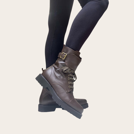 Stivaletto di pelle marrone fibbia brunito